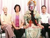 图2.左起王文玉先生何树青记者刘荣升团长陈贵祥经理